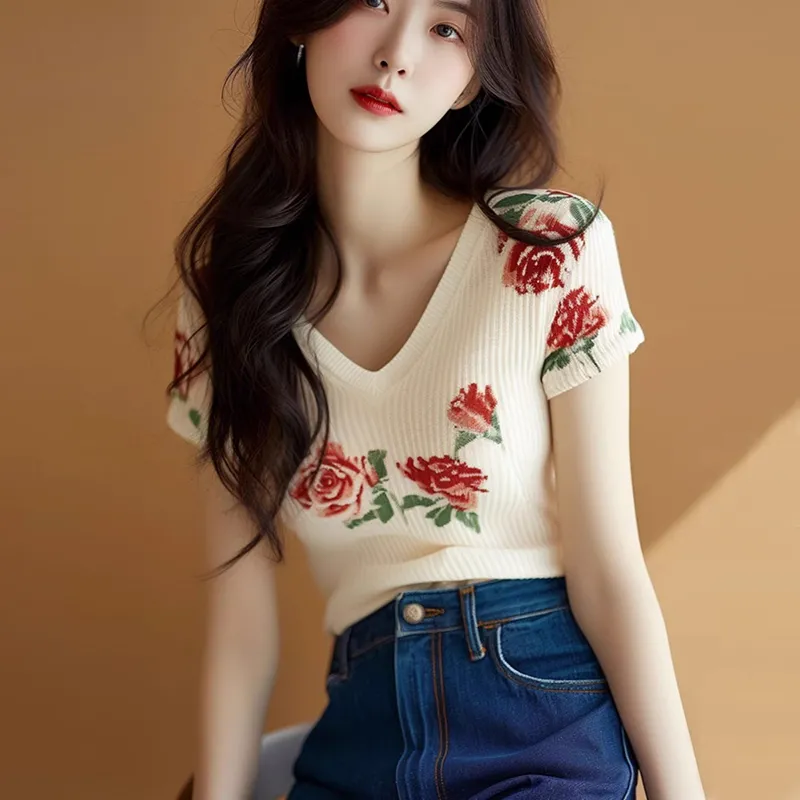 Women's Beige V Neck Knit Top  - Embroidery Rose recension och pris