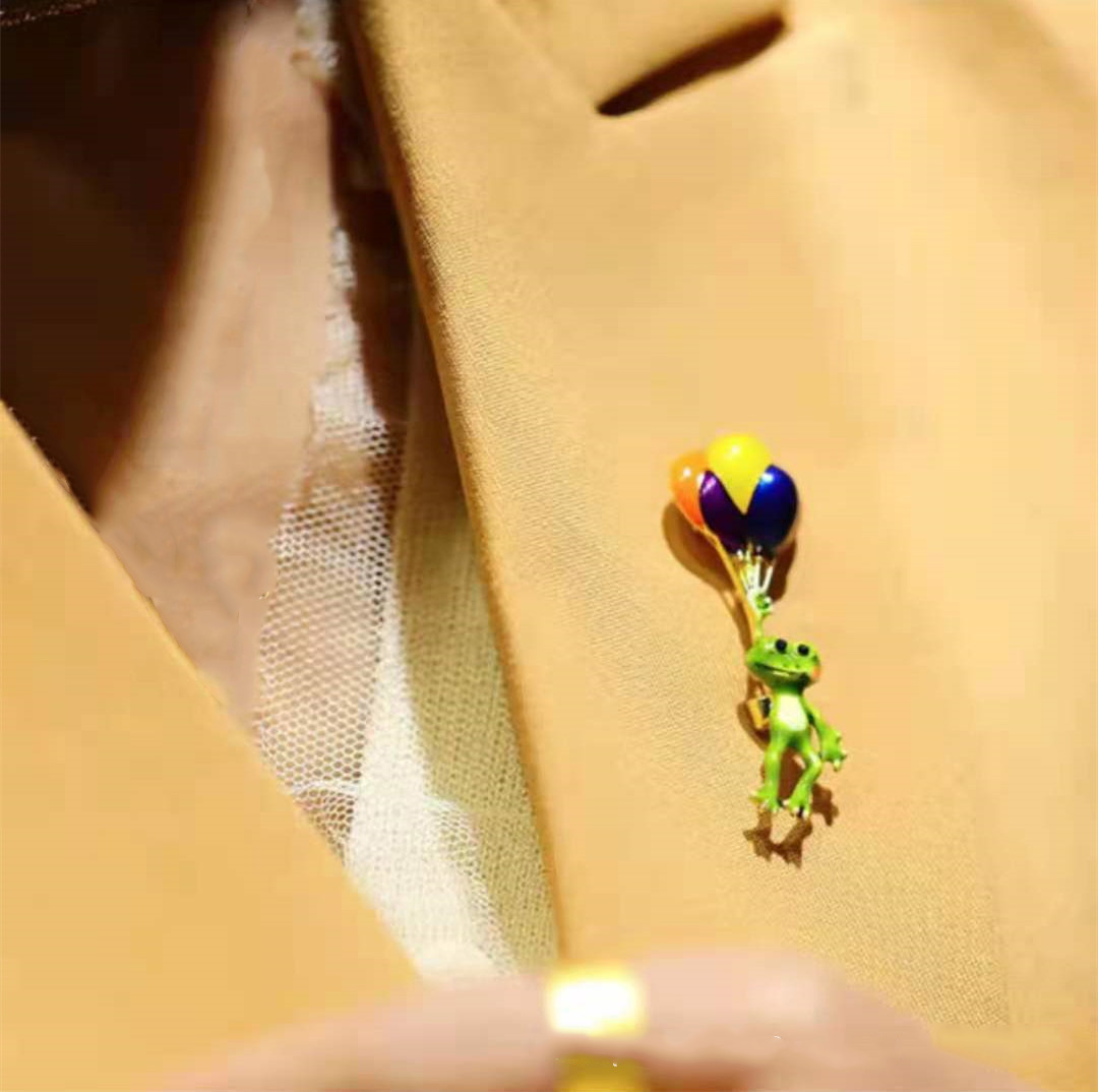 Vivid Frog Holding Colorful Ba - Embroidery Bali recension och pris